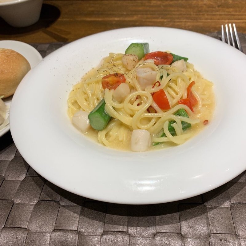 帆立とオクラとフレッシュトマト(パスター・ヴォラ 大手町店)