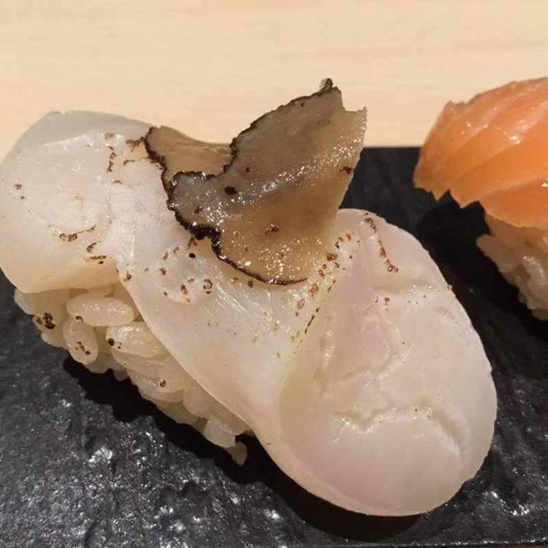 炙りホタテトリュフのせ(鮨・酒・肴 杉玉 西宮北口)