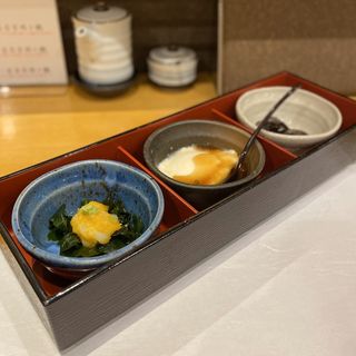自家製豆腐ほか小鉢3種(天ぷら やじま。 )