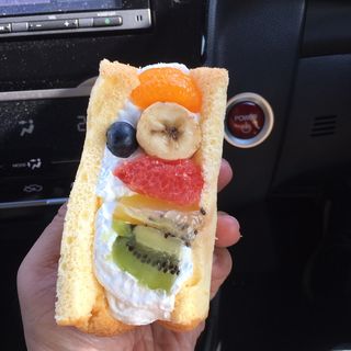 手づくりシフォンケーキのフルーツサンド(サンドイッチ専門店 サンセリテ)
