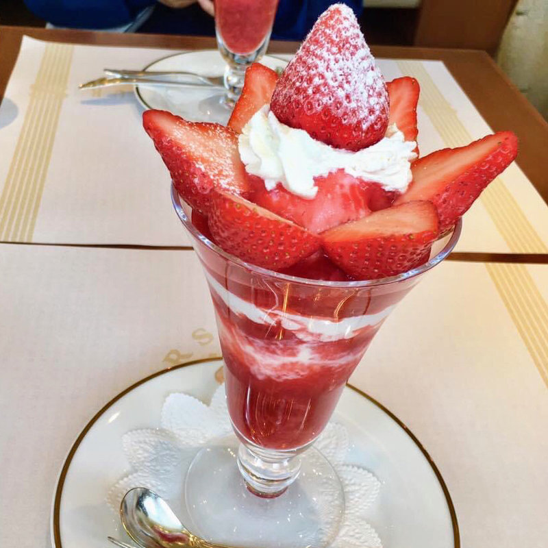 美濃娘のプレミアムストロベリーパフェ(資生堂パーラー サロン・ド・カフェ 銀座本店)