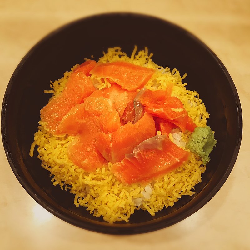 サーモン丼(ぎょしん 自由が丘店)