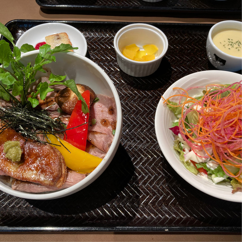  USリブロースのローストビーフとフォアグラ丼　トリュフソース(37 Roast Beef)