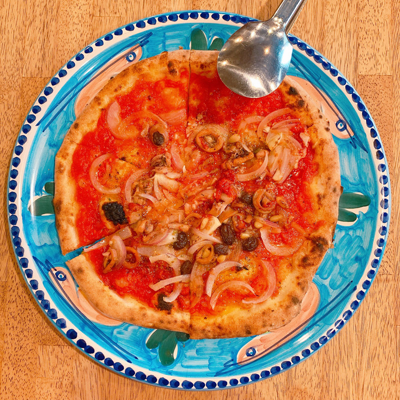 イカと赤玉ねぎのマリナーラ(ピッツェリア パリアレ)