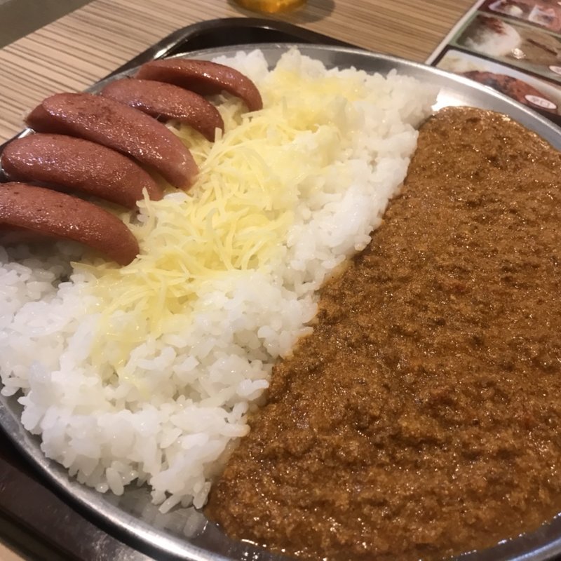 妻田カレー　大盛り　ソーセージチーズトッピング(妻田カレー)