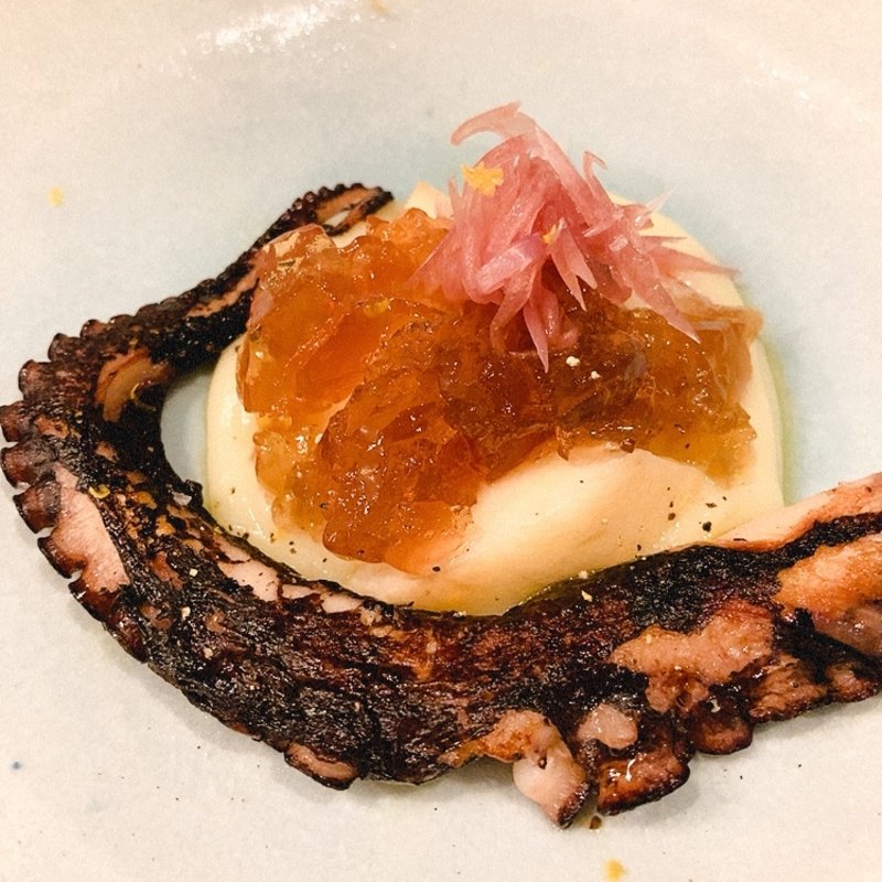 マダコの柔らか煮と桃、じゃがいも(Calma)