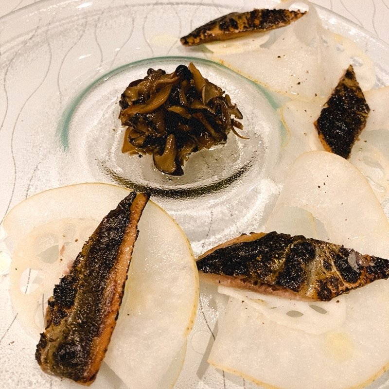 秋刀魚の薫製と梨　キノコソース(Calma)