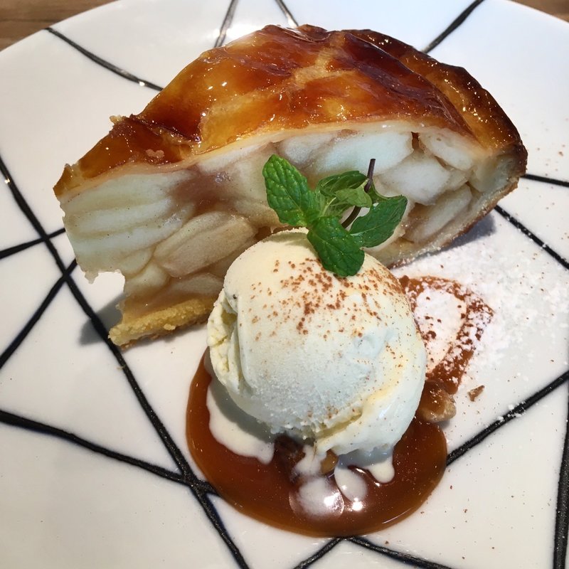 アップルパイ 胡桃のキャラメルソース バニラアイス添え(ロイヤルガーデンカフェ 大濠公園)