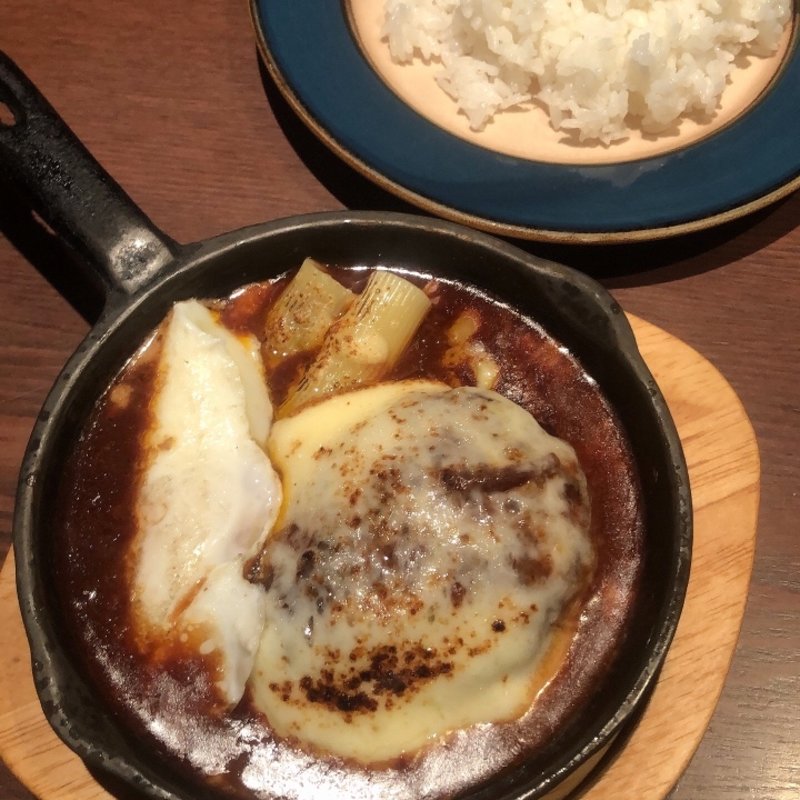 煮込みチーズハンバーグセット(てんしん堂)