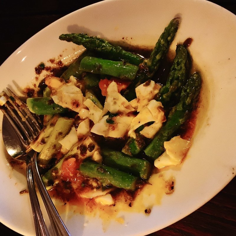 グリーンアスパラガスのグリル　ミラノ風(シクスバイオリエンタルホテル)