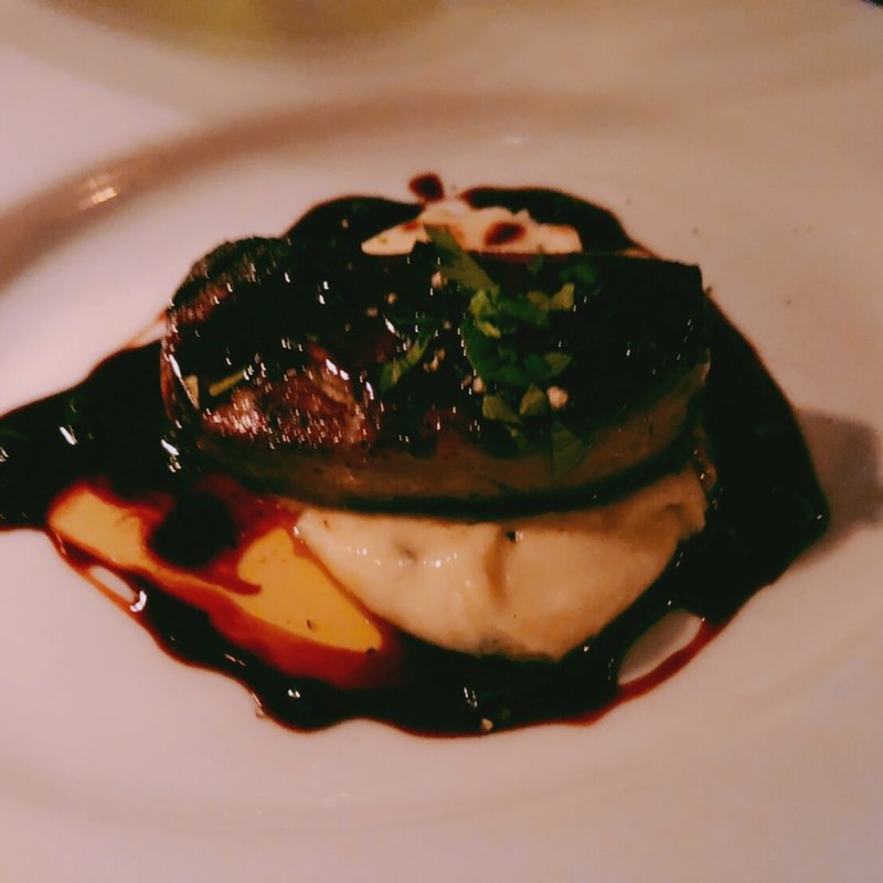 フォアグラのソテー　トリュフのソース(シクスバイオリエンタルホテル)