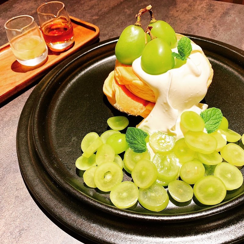 パンケーキ　茨城県シャインマスカット、ホイップクリーム(COOKBARN TOKYO)