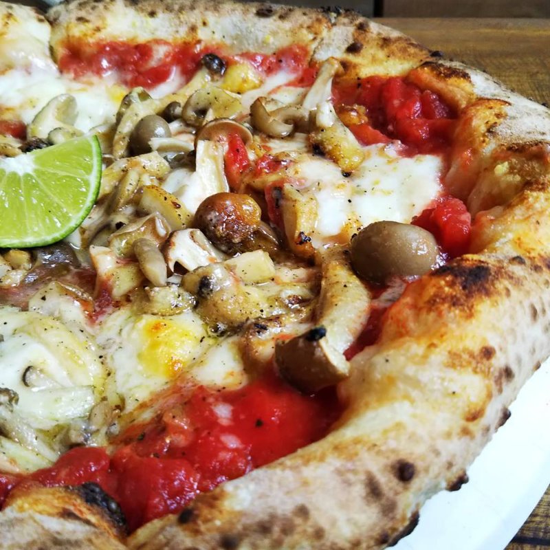 奈良産きの子のピッツァ 黒トリュフ風味(kinari pizza)