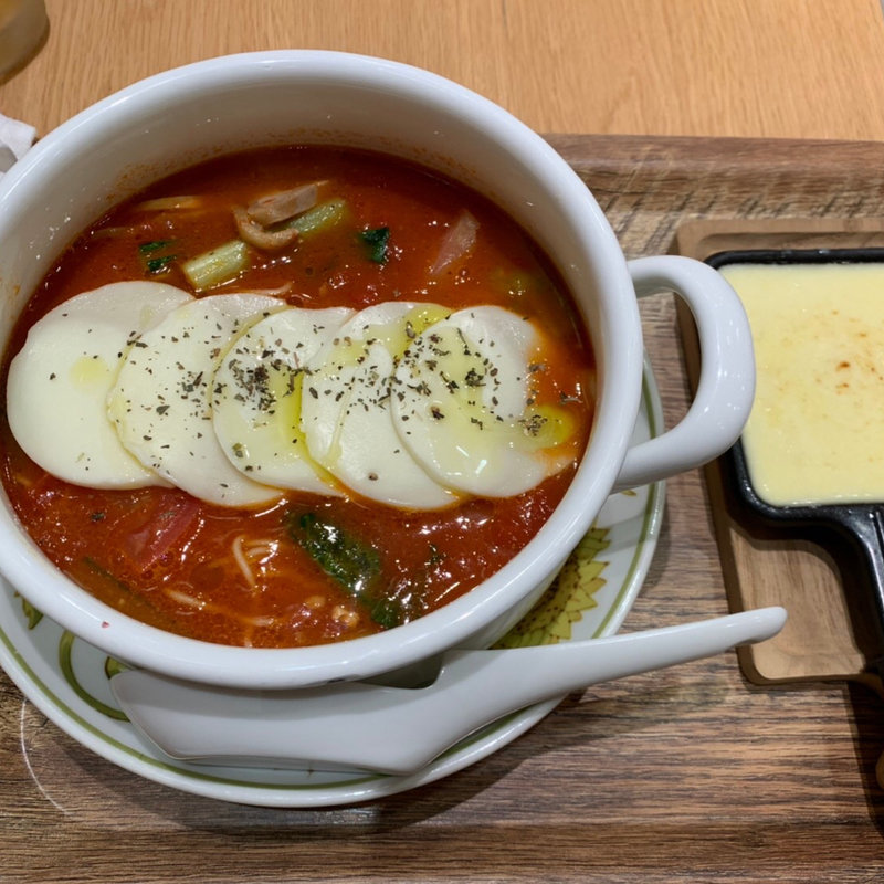 太陽のチーズラーメンwithラクレットチーズ(太陽のトマト麺)