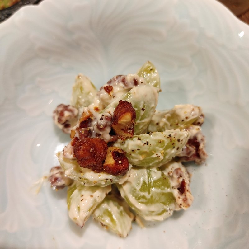 シャインマスカットと焼きくるみの白和え(和食料理 うおいちばん)