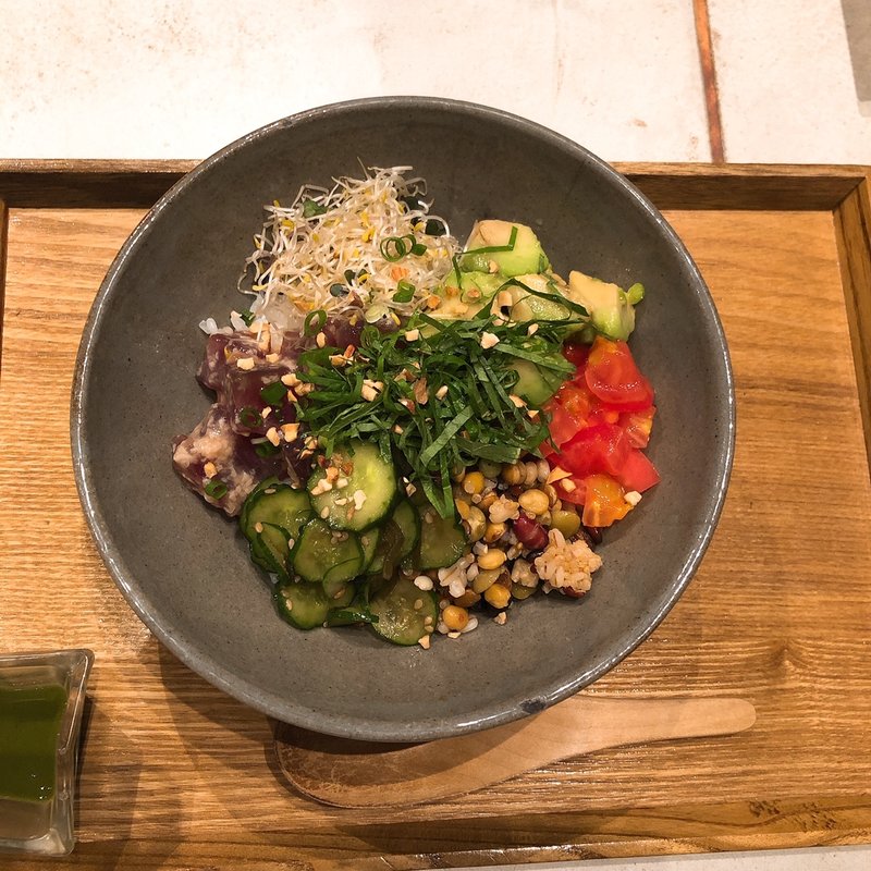 塩麹漬けマグロとアボカドのどんぶり(伊右衛門サロン渋谷ヒカリエ店)