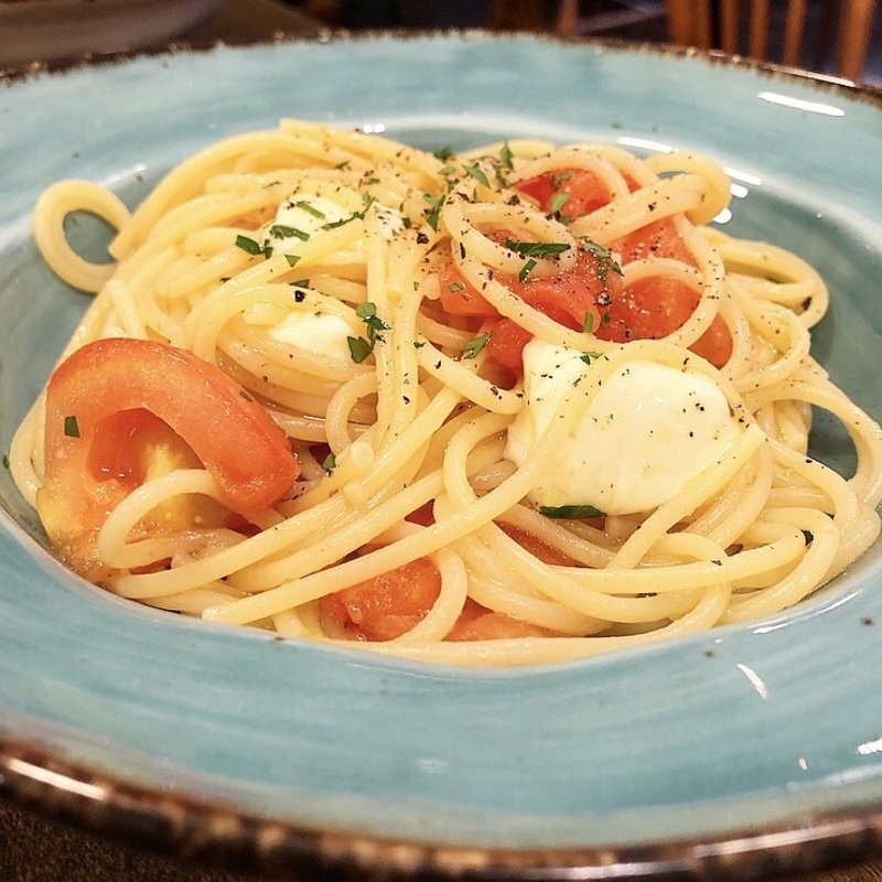 トマトとモッツァレラのパスタ(イタメシヤ　カルネオ)