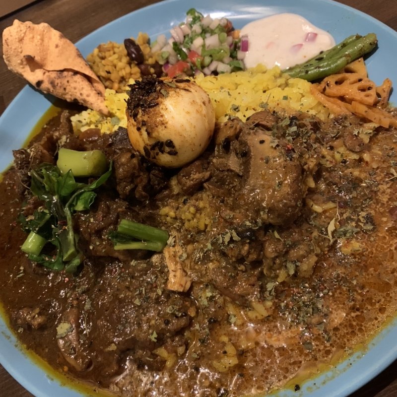 アアベルチキンカレーと週替わりカレー2種あいがけ 大盛りにスパイスタマゴトッピング(アアベルカレー)