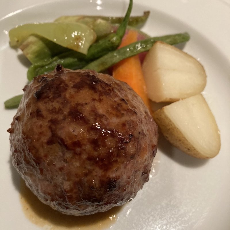 熟成牛ハンバーグと季節野菜のグリエ(29 Bistro Gastros)