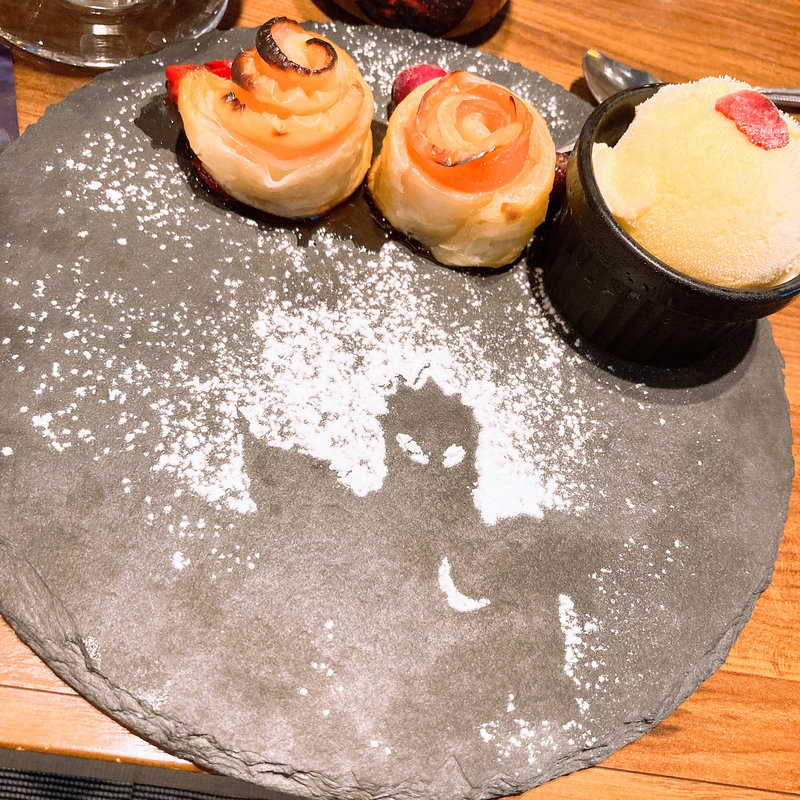 ローズアップルパイ バニラアイス添え〜月影の魔人〜(怪獣酒場 新橋蒸溜所)