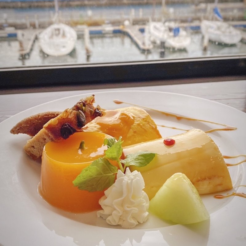 おまかせ3種のプリンとカットケーキの盛り合わせ(マーロウ 葉山店)