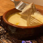 5種チーズのトロトロチーズフォンデュ バケット添え(カンパーニュ 川西本店 )