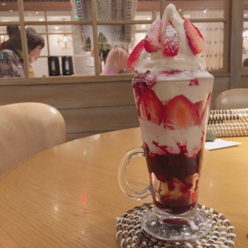 いちごパフェ(MARFA CAFÉ)