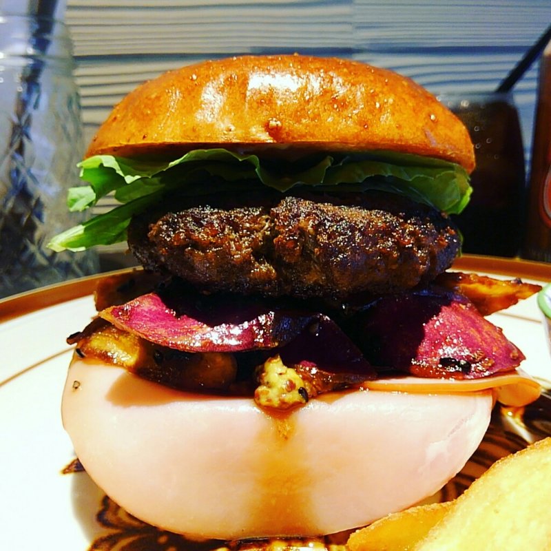 自家製キャンディスイートポテトとロースハムバーガー(だるま珈琲)