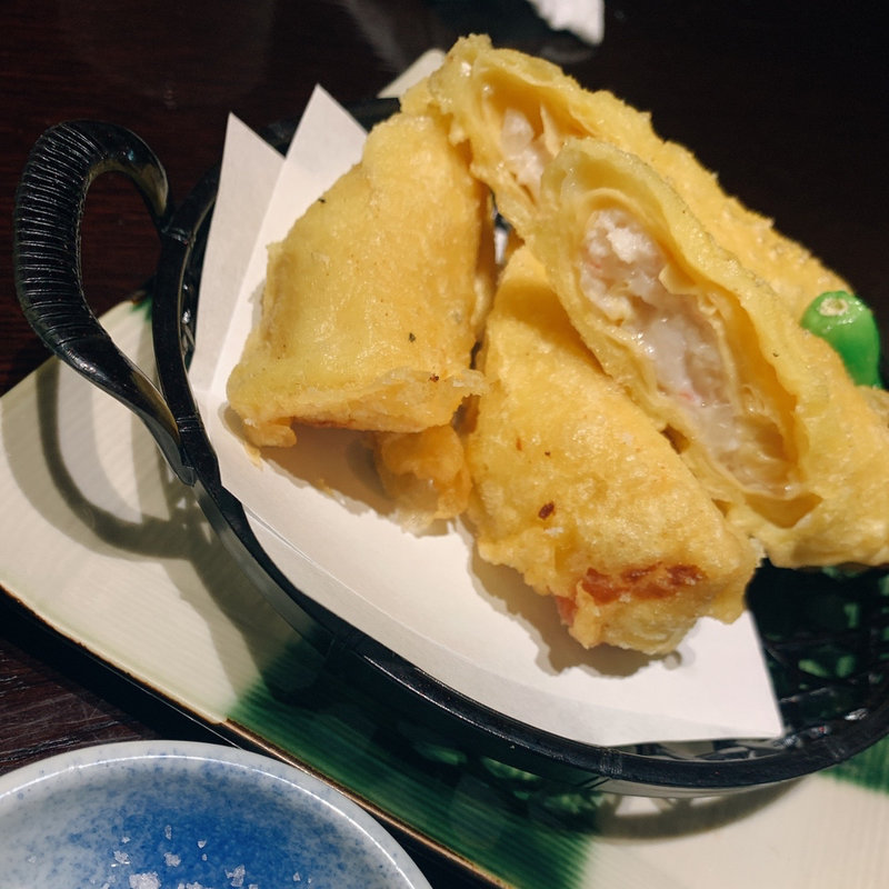 海老真丈の湯葉包み揚げ(跳魚 品川店)
