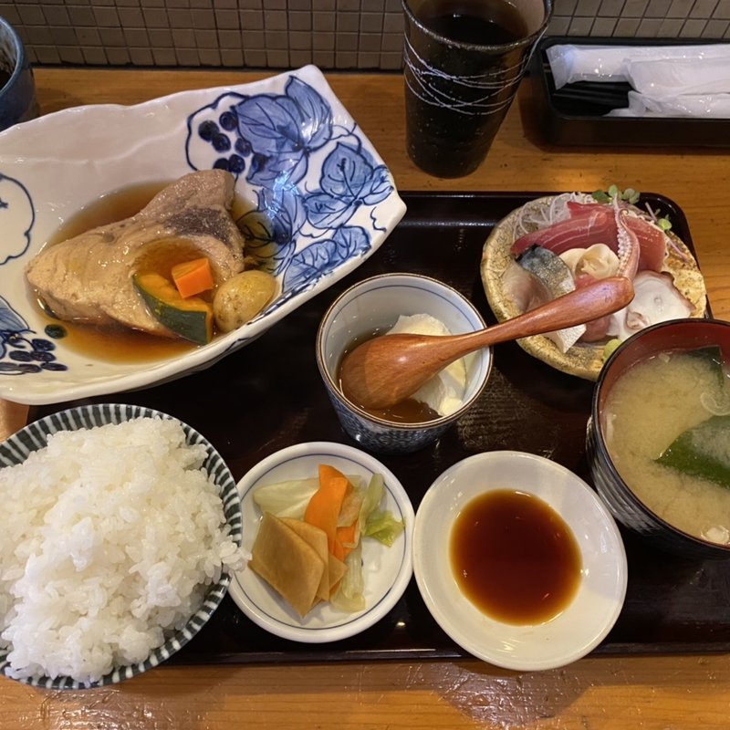 カジキ煮付と刺身(魚や きてれつ)