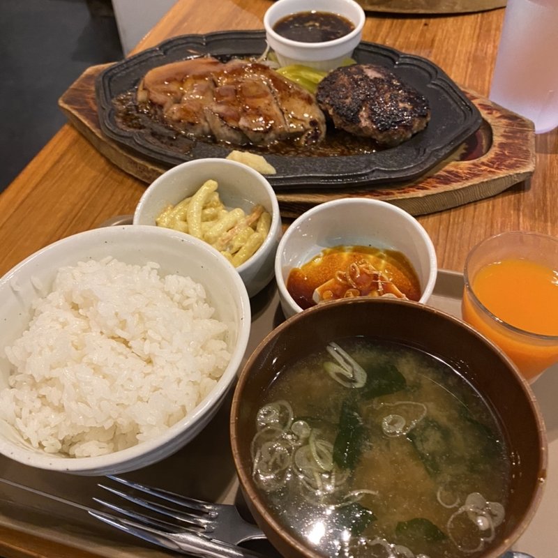 トンテキ・ハンバーグコンボ(トンテキとハンバーグは飲み物。　秋葉原電気街口店)