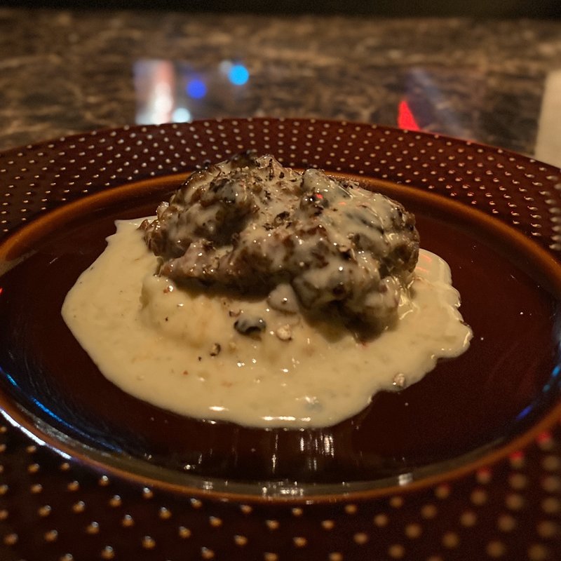 和牛レアハンバーグ ゴルゴンゾーラソース(ダイニングバー エスポワール)