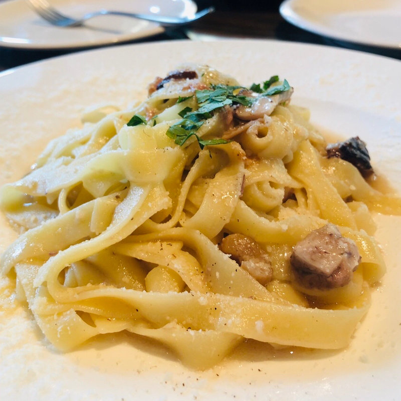 ポルチーニ茸と松坂豚の赤ワインラグー　タリアッテレ(Restaurant CARESS カレス)