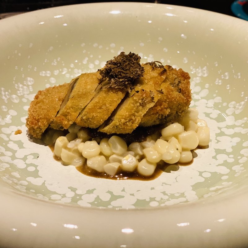 アワビの揚げ物にホワイトコーン(FARMAKIRA)