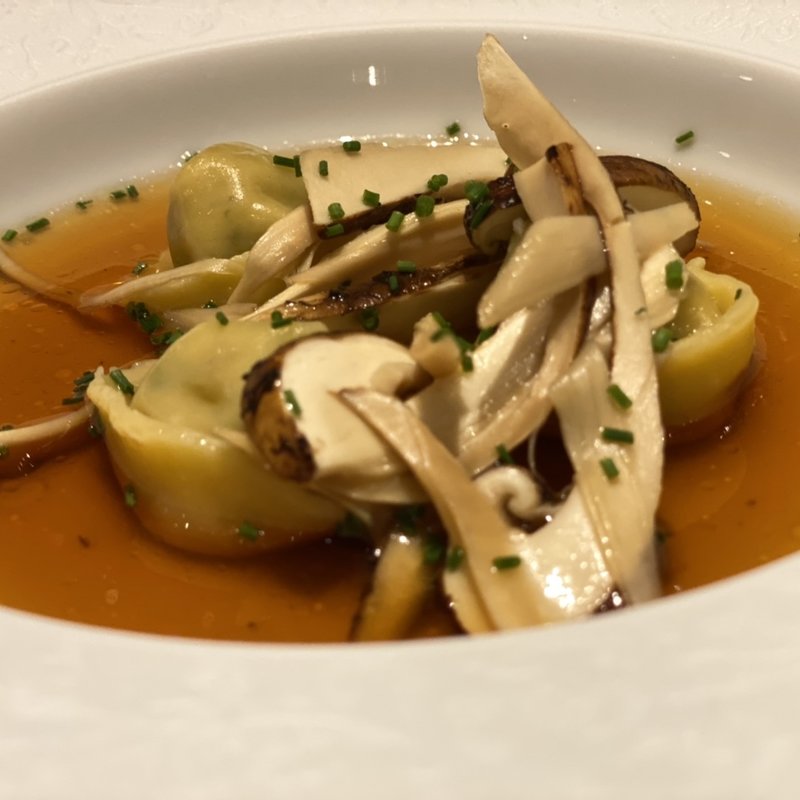 鴨肉を包んだ自家製パスタと松茸(FARMAKIRA)