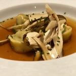鴨肉を包んだ自家製パスタと松茸(FARMAKIRA)