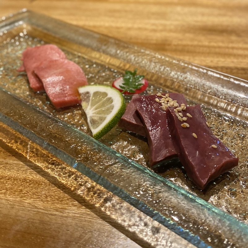 肉刺し二種(たん刺し、ハツ刺し)(まぼたん)