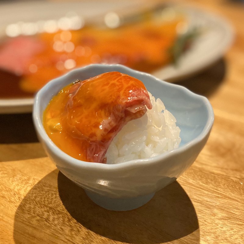 名物 月見三筋 ユッケ風、あいちのかおり 小ライス(まぼたん)