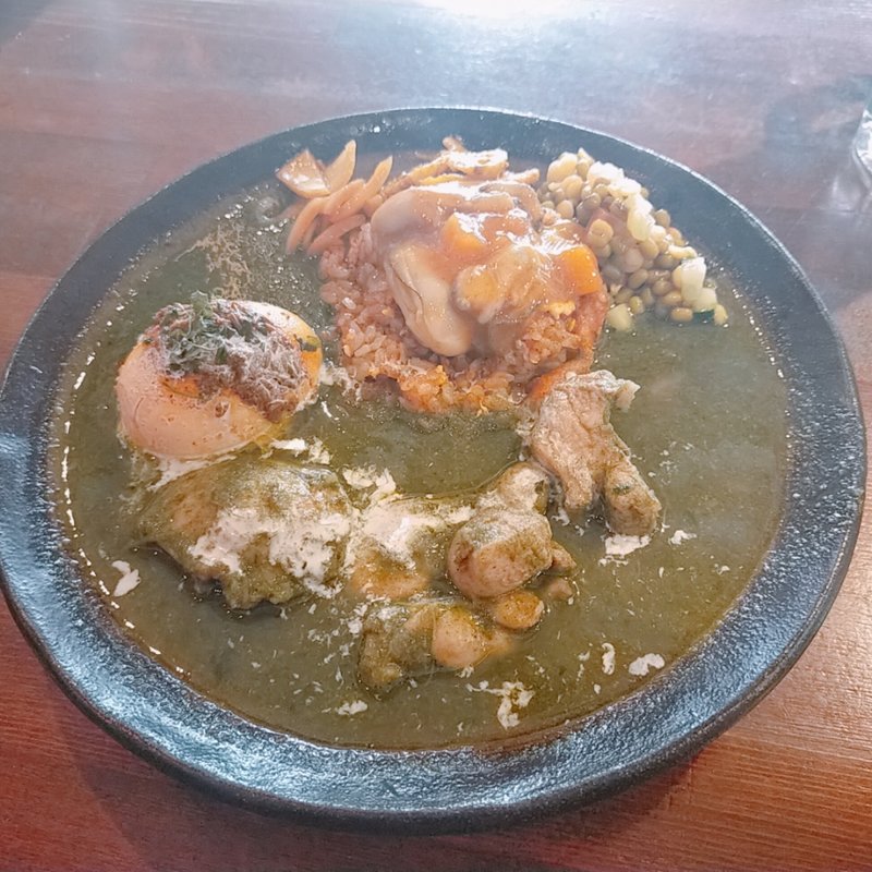 牡蠣の柿ドレッシング和えスパイス炒飯とチキンとほうれん草のザクカレー(半熟卵付き）(あきらカレー)