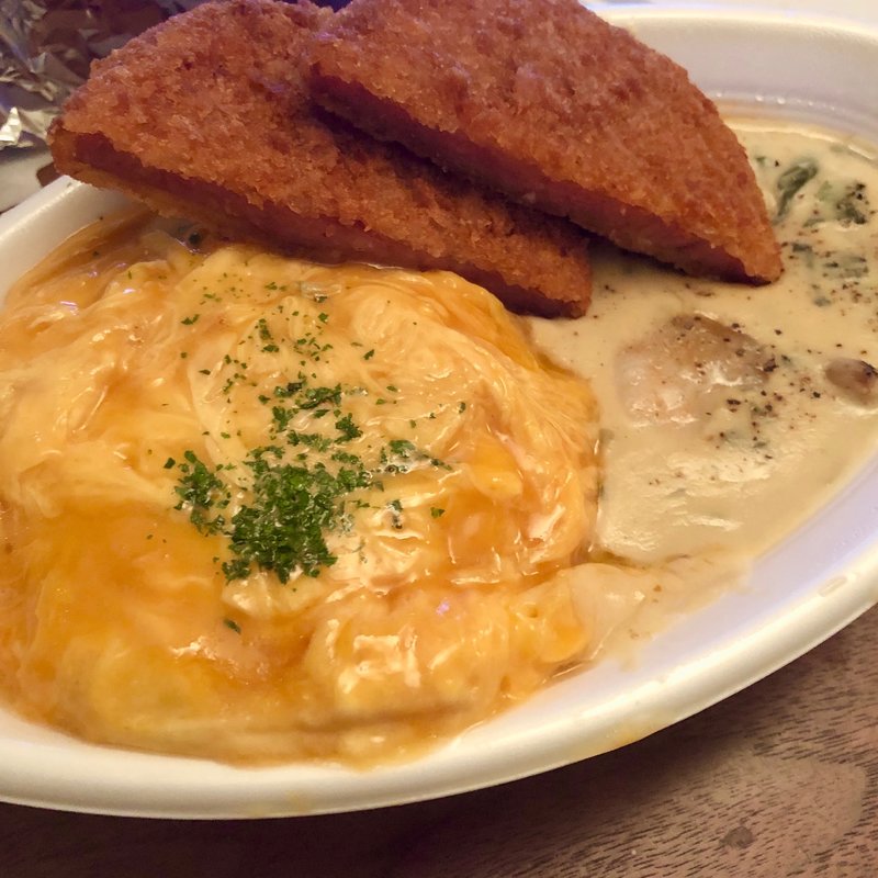 ホワイトソースのオムライス(ハヤシ屋中野荘)