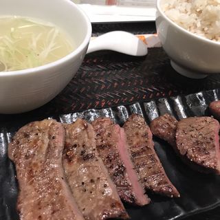 塩麹熟成丸ごと牛タン塩(牛タン陣中 冠舌屋)