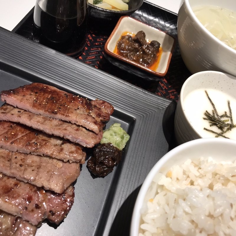 塩麹熟成霜降り牛タン塩(牛タン陣中 冠舌屋)