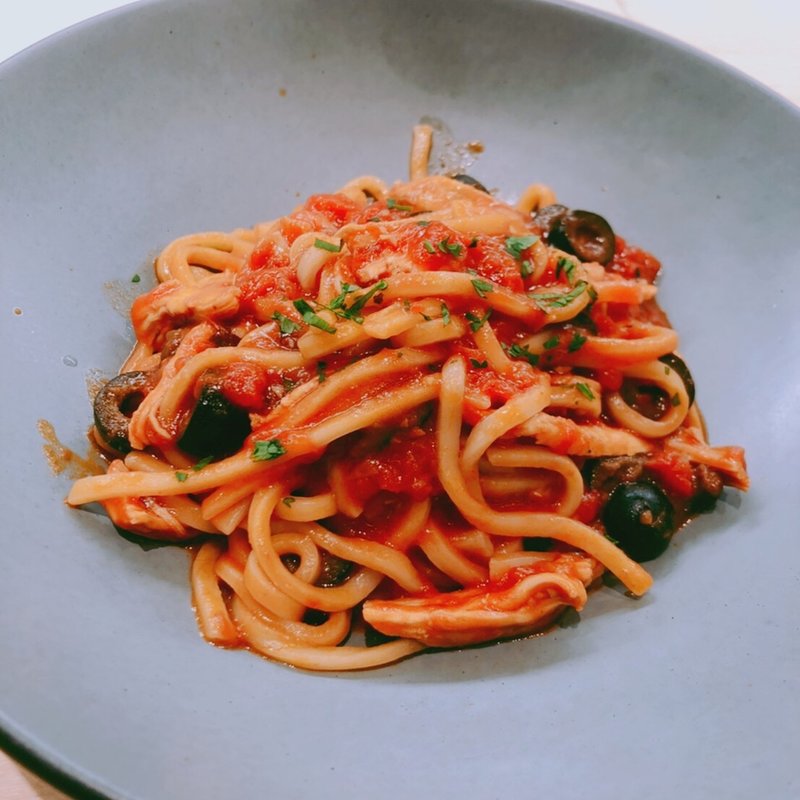 煮込みチキンとオリーブのトマトソース(2416MARKET PASTA&)