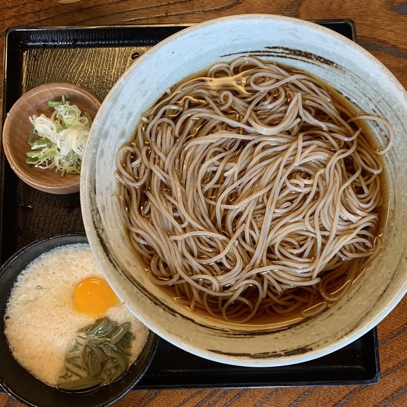 とろろ（うずら卵入り）そば・うどん(高尾山蕎麦 紅葉屋 本店)