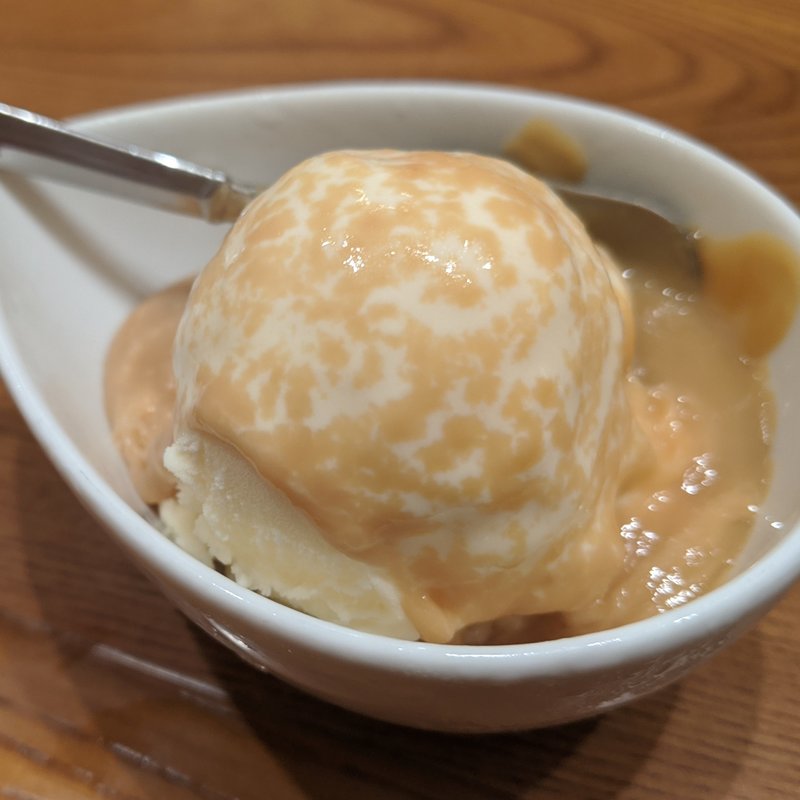生キャラメルをかけたアイスクリーム(焼肉キッチンスタジアム黒5 那覇店)
