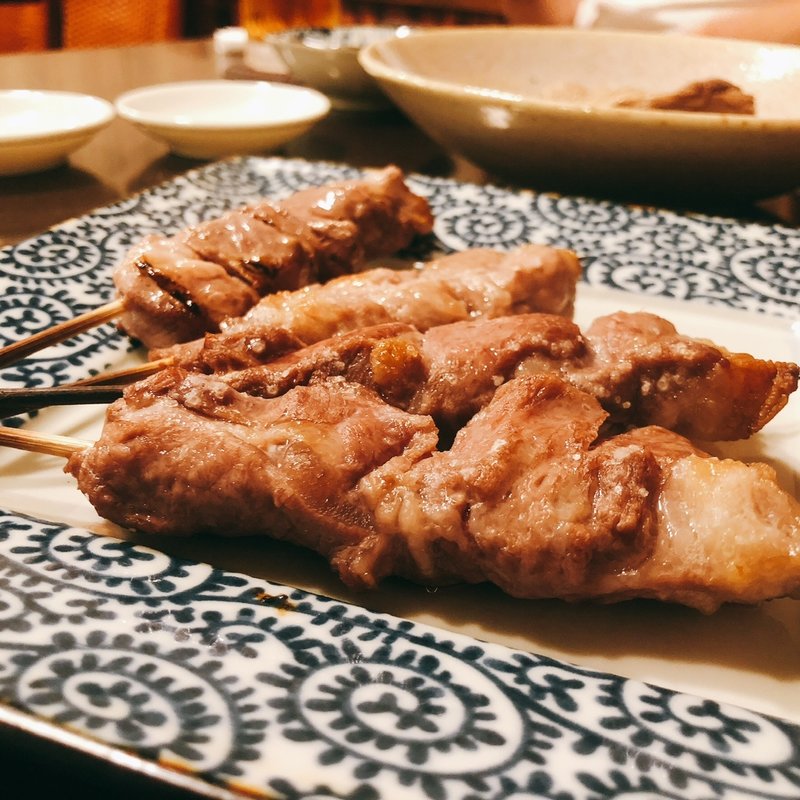 ラム肩肉の串焼き　1本(きわだち)