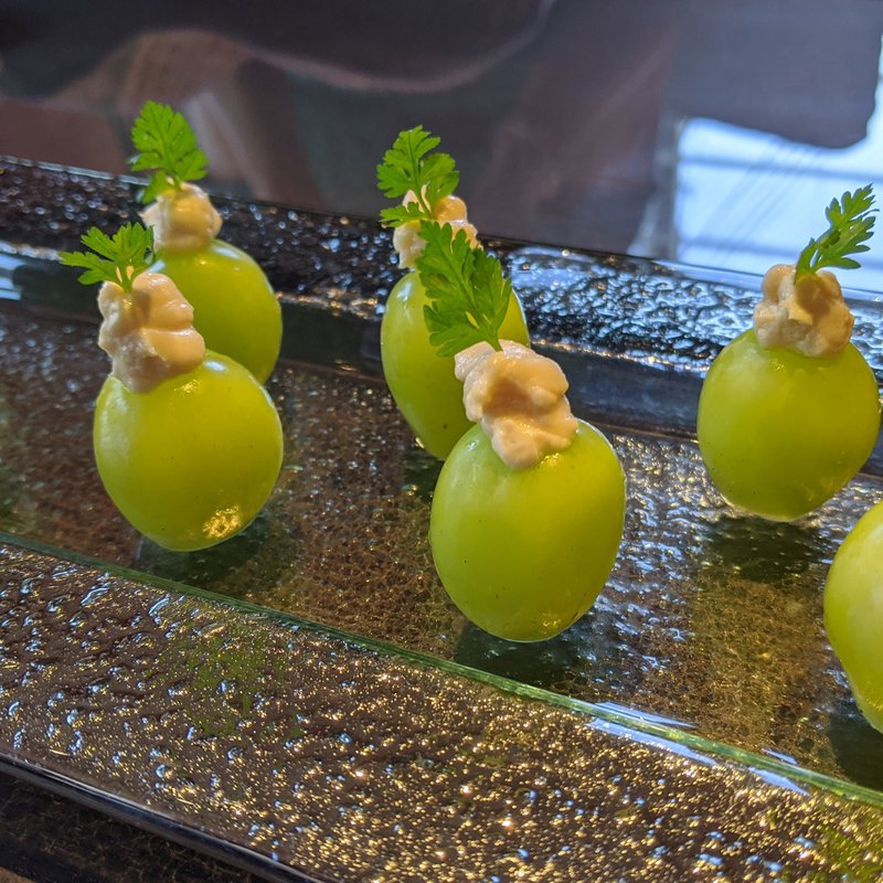 シャインマスカットの白和え、レアチーズとゴマのクリーム(THE LIVING)