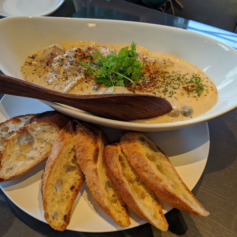 鶏肉ときのこのフリカッセ、鶏ときのこの軽い煮込みクリーム仕立て(THE LIVING)