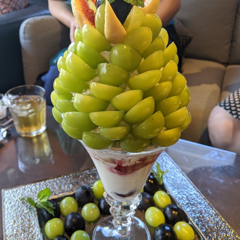 シャインマスカットパフェ(THE LIVING)