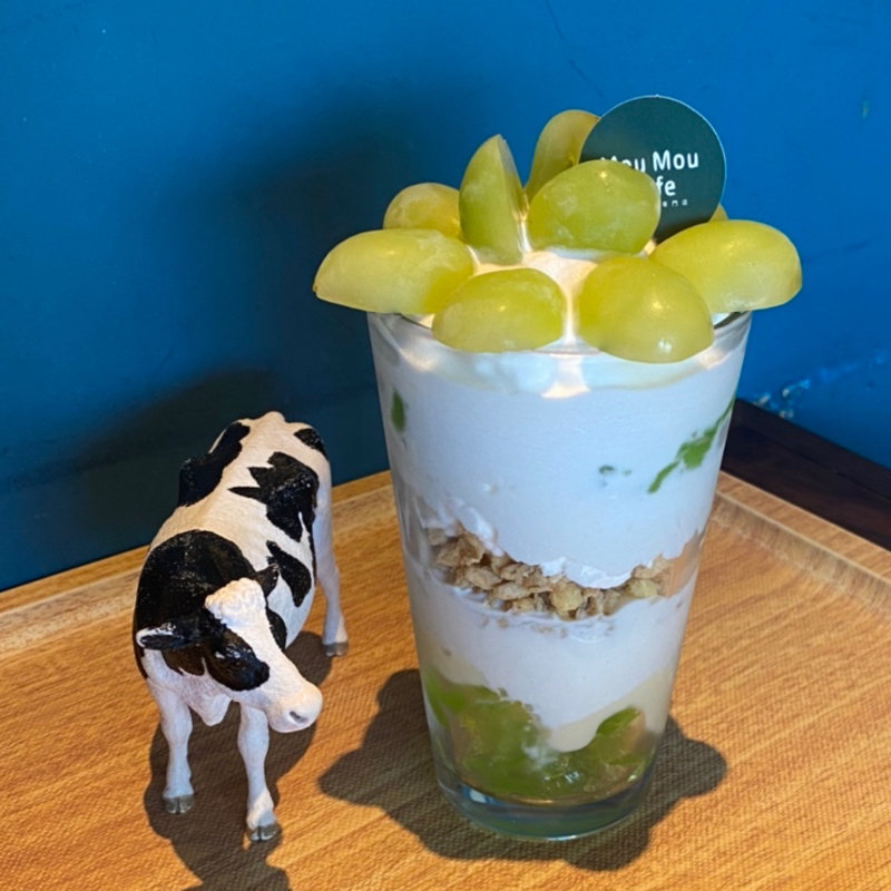 シャインマスカットの濃厚ソフトクリームパフェ(MouMou Cafe)